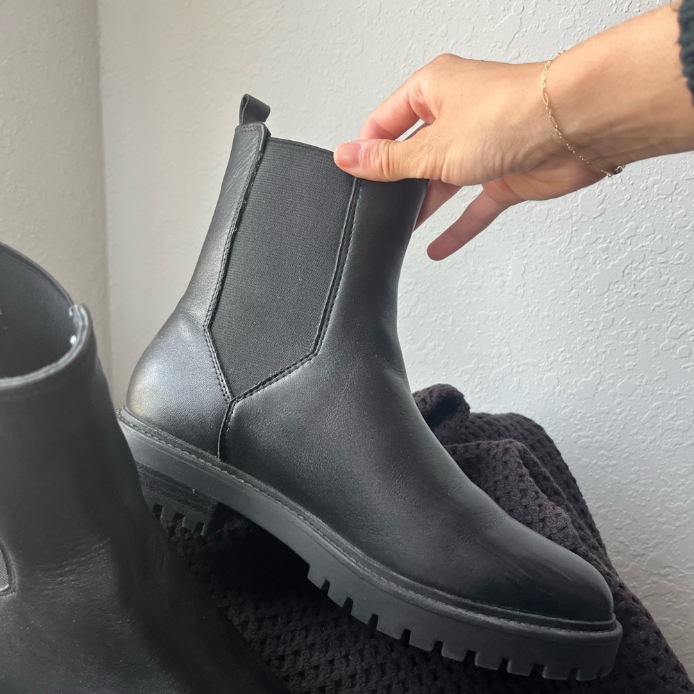 Banana republic black Chelsea boots leather